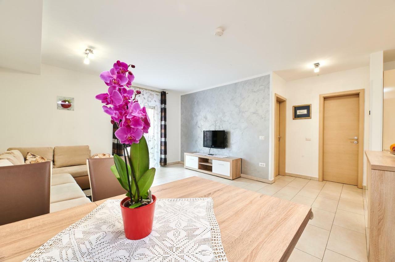 Apartman Leon Umago Esterno foto