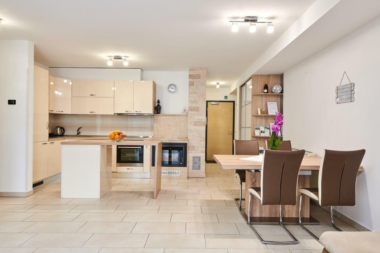 Apartman Leon Umago Esterno foto