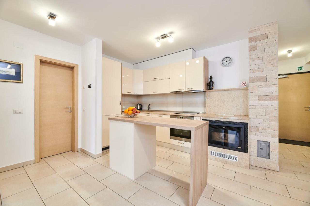 Apartman Leon Umago Esterno foto