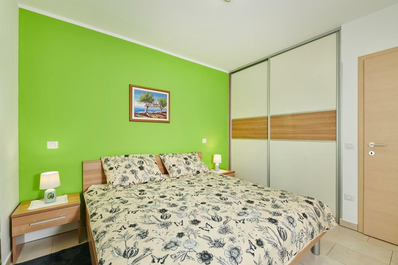 Apartman Leon Umago Esterno foto