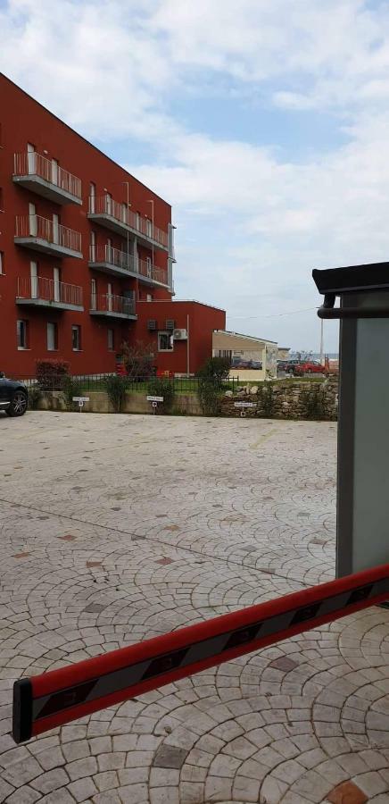 Apartman Leon Umago Esterno foto